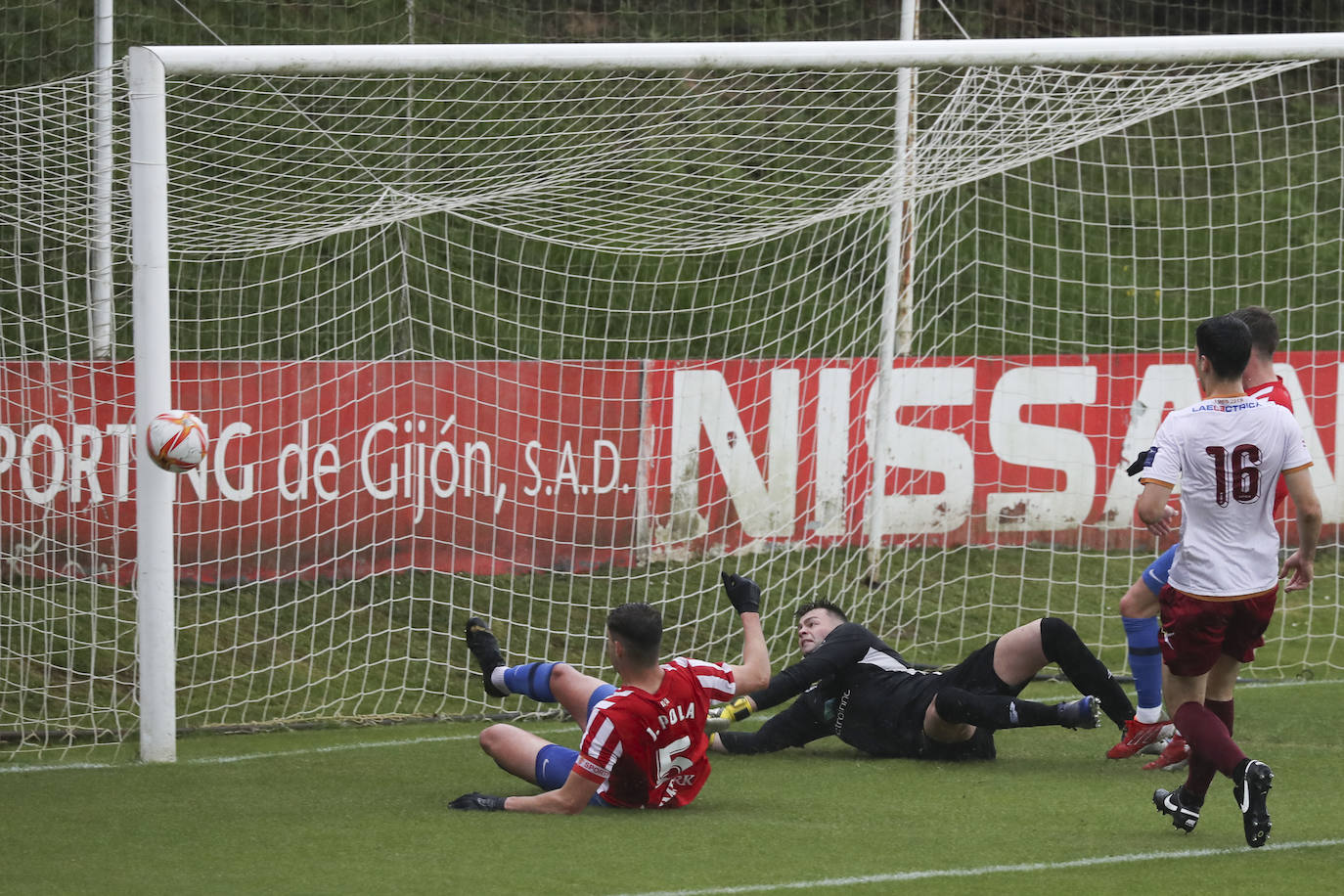 Fotos: Las Mejores Imágenes Del Sporting B - Gijón Industrial | El ...